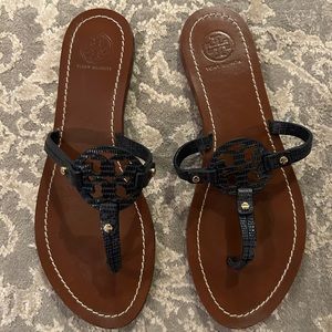 Tory Burch Mini Miller Flat Thong Navy Sandals. Micro Tejus Print. Size 7.